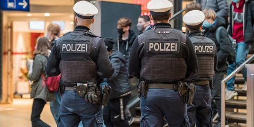 Bundespolizeidirektion Sankt Augustin: BPOL NRW: "Ich ficke Polizei": Aggressiver Mann greift Bundespolizisten an