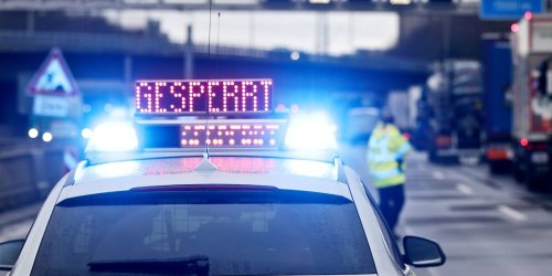 Fulda: Lkw schiebt Kleintransporter auf Betonwand: A7 kurz gesperrt
