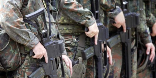 Untersuchungen laufen: Bundeswehr-Offizier kollabiert in Infanterieschule und stirbt