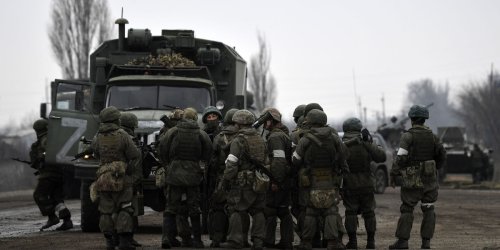 Der Kriegsverlauf in der Ukraine im Ticker: Ukraine setzt Friedensgespräche mit Russland vorerst aus, russische Gouverneure melden Beschuss