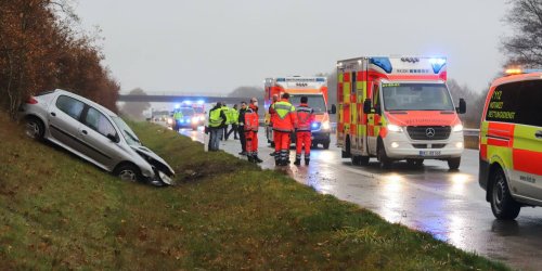 Kreis Steinburg: Auto überschlägt sich auf Autobahn nahe Hamburg – Mutter und Kind verletzt