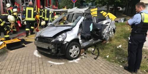 Feuerwehr Haan: FW-HAAN: Schwerer Verkehrsunfall mit zwei verletzten Personen