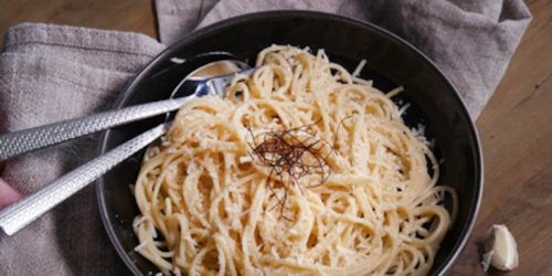 Müffelnde Finger adé: Wie Sie Knoblauchöl selbst machen können - leckeres Pasta-Rezept inklusive