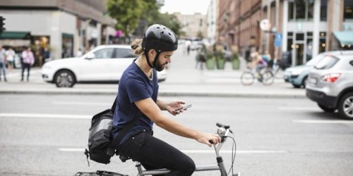 Polizei erwischt E-Bike-Fahrer mit dem Handy: Dann läuft alles aus dem Ruder