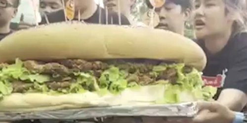 90 Zentimeter breit: Mega-Snack: Für diesen Riesen-Hamburger braucht man eine Handsäge