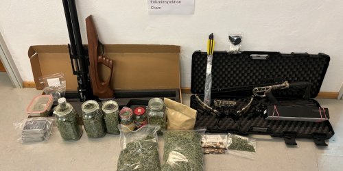 Landkreis Cham: Durchsuchung: Cannabispflanzen und mehrere Waffen gefunden