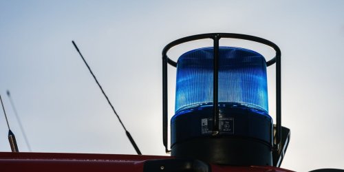 Meißen: Motorradfahrer prallt gegen Haus in Radebeul und stirbt