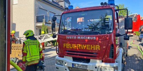 Polizei Mettmann: POL-ME: Brand einer Gartenlaube griff auf ein Wohnhaus über - Heiligenhaus - 2208048