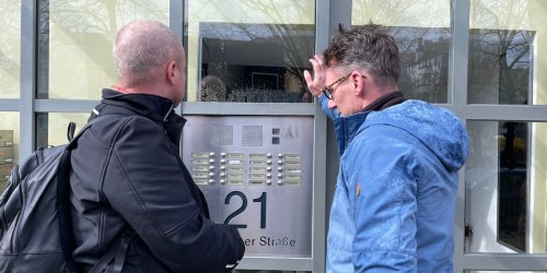 Hausbesuche eines Berliner Jobcenters: Auf Bürgergeld-Streife: Von der Kürzung hat der schicke Dennis gar nichts mitbekommen