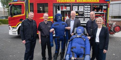 Feuerwehr Bremerhaven: FW Bremerhaven: Volksbank eG Bremerhaven-Cuxland spendet zwei neue Rettungspuppen an die Freiwillige Feuerwehr Bremerhaven