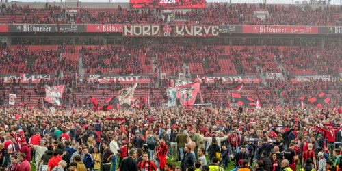 Fans feierten Meisterschaft: „Alles kaputt“: Nach Platzsturm bleibt in Leverkusen-Arena nur Spur der Verwüstung übrig