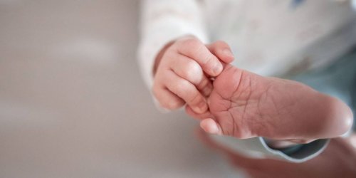 Rat aus Telegramm-Gruppe: Opa gibt Baby Wurmmittel gegen Corona - die Kleine läuft blau an und stirbt beinahe