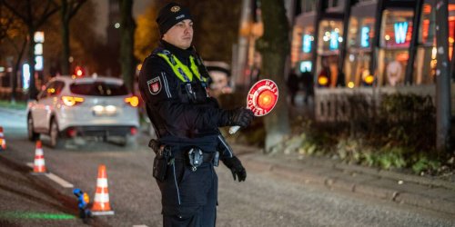 Glühweinkontrolle in Hamburg – Polizei stoppt Autos auf Reeperbahn