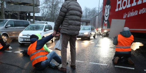 Berlin: Polizei ermittelt nach Streit zwischen Autofahrern und Klima-Klebern