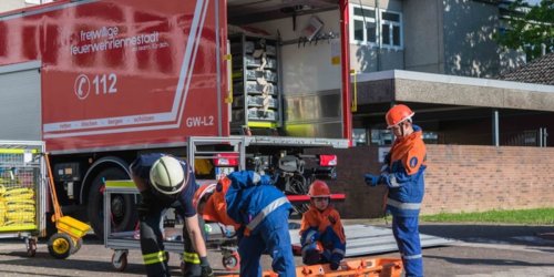 Feuerwehr Lennestadt: FW-OE: Brand in der Turnhalle - Gemeinschaftsübung der Jugendfeuerwehr Lennestadt