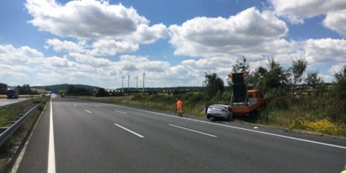 Polizeiinspektion Göttingen: POL-GÖ: (276/2022) Gegen Absicherungs-Anhänger geprallt - VW-Fahrer bei Unfall auf der Autobahn 7 bei Göttingen leicht verletzt