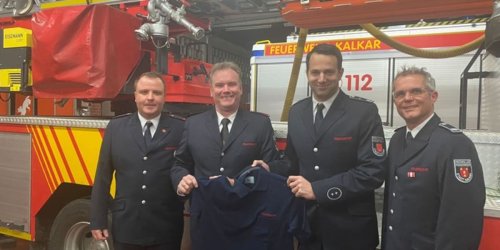 Freiwillige Feuerwehr Kalkar: Feuerwehr Kalkar: Neue T- Shirts für den Löschzug Kalkar