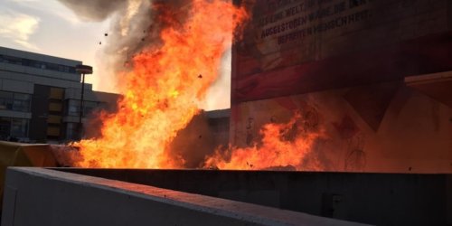 Feuerwehr Frankfurt am Main: FW-F: Frankfurt: Am Campus Bockenheim brennen 20 Tonnen gebrauchter Bücher