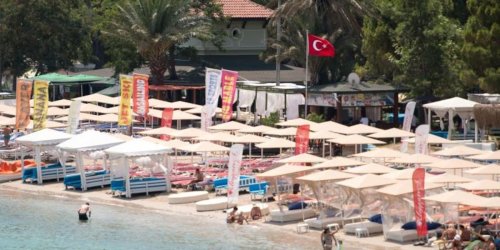 Leere Pools, tropfende Klimaanlage: 4370 Euro für Alptraum-Urlaub in der Türkei: Familie verklagt Veranstalter