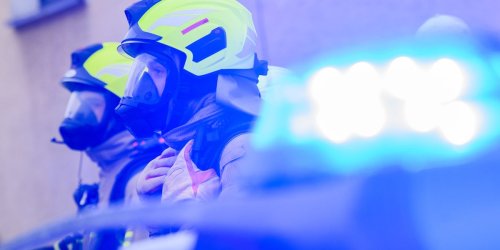 Enzkreis: Feuerwehr rettet Mann aus brennender Wohnung