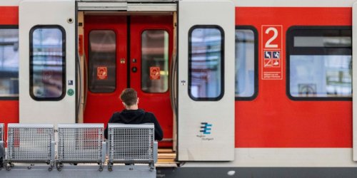 Kriminalität: Jugendlicher setzt sich in Zug manipulierten Sitz mit Nägeln
