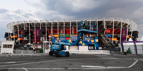 Zwölf Stunden vorher wurde noch gespielt: Noch während die WM läuft, bauen die Katerer das erste Stadion ab