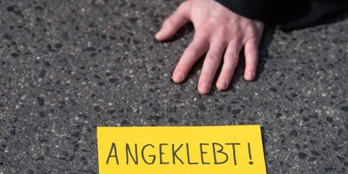Straßenblockade: Klimaaktivisten kleben sich in Braunschweig fest