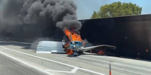 Horrorcrash mitten im Verkehr: Notlandung auf Autobahn in Kalifornien: Insassen entkommen aus brennendem Flugzeug