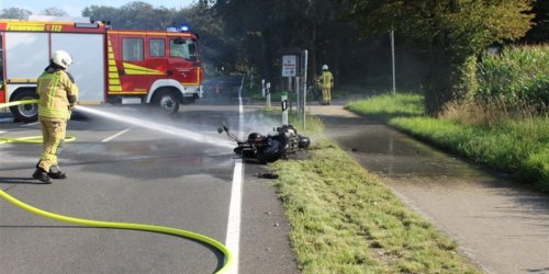 Kreispolizeibehörde Viersen: POL-VIE: Grefrath: Motorradfahrer stürzt beim Bremsen - Maschine verbrennt