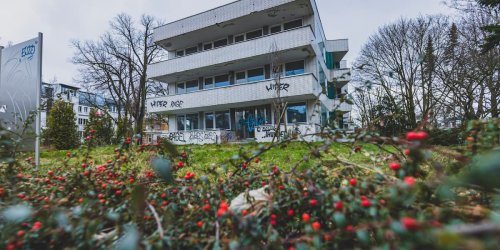 Kein Bau- oder Abbruchantrag: Allen Mietern wurde gekündigt - nun vergammelt Ärztehaus in Hamburger Luxuslage
