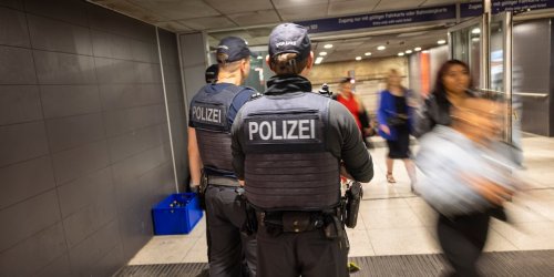 S-Bahnhof Reeperbahn: Mann belästigt Frau sexuell – Täter „völlig uneinsichtig“