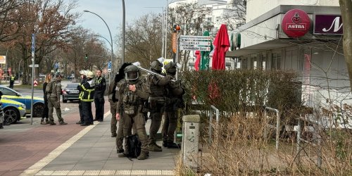 Großalarm in Hamburg: Polizisten mit Maschinenpistolen – Straßen abgesperrt