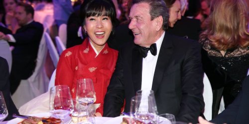 Ex-Kanzler auf Diät: Gerhard Schröders Frau teilt sein Abendessen – Fans sind entsetzt