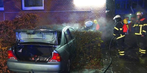 Betrunkener Fahrer kracht gegen Hauswand – Auto fängt Feuer