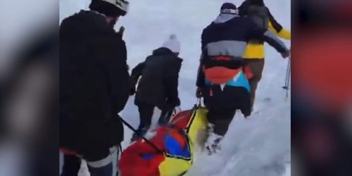 Tödliches Naturspektakel - Skifahrer retten sich aus Schneemassen - Video