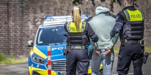 Polizei Mettmann: POL-ME: Auf frischer Tat: Polizei nimmt Ladendieb fest - Langenfeld - 2402101