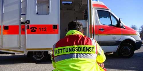 Unfall: Senior stürzt von Pedelec: Lebensgefährlich verletzt