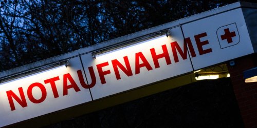 Verkehrsunfall: 64-Jährige Motorradbeifahrerin bei Unfall schwer verletzt