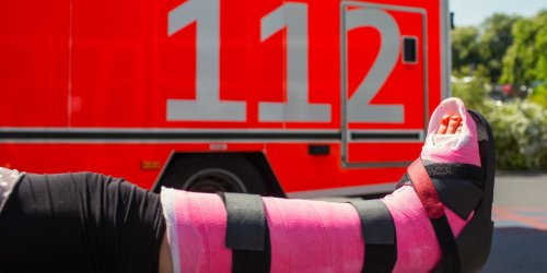 Beim Abendessen mit den Eltern : 26-Jährige bricht sich das Bein - kurz darauf ist sie tot
