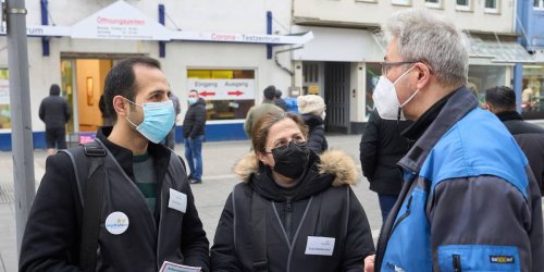 In Rheinland-Pfalz: Weil jeder Pieks zählt, holt Impflotse Aslem Ungeimpfte "quasi von daheim ab"