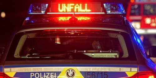 Günzburg: Sekundenschlaf: Auto bleibt in Wohnanhänger stecken