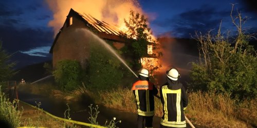 PHILIPPSTHAL: Großalarm bei Scheunenbrand - 60 Einsatzkräfte vor Ort
