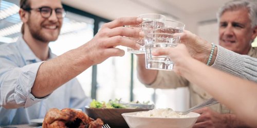 Ernährungs-Mythos: Man soll nicht trinken während des Essens: Was ist dran an dieser Regel?