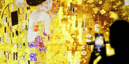 Trend zu immersiven Kunstshows: Klimts Kuss: Durch Kunstwerk und Leben des Künstlers wandeln