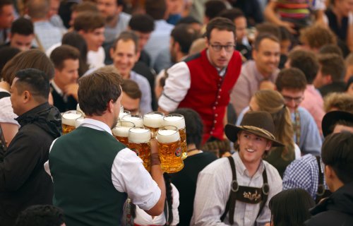 Oktoberfest 2022 : „Wenn ich das Bier an den Tisch bringe, ist auch mal jemand nackig“