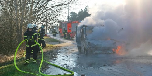 Autobahn in Hamburg: Wagen geht während der Fahrt in Flammen auf