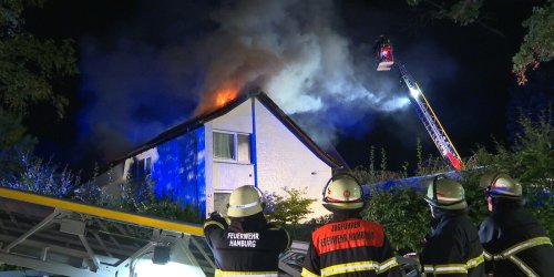 Feuer in Hamburger Einfamilienhaus: Dachstuhl brennt lichterloh