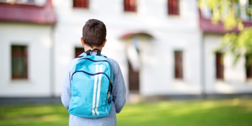 Österreich: Junge (8) versetzt Schule in Angst und Schrecken: „Ich steche deine Mutter ab!“