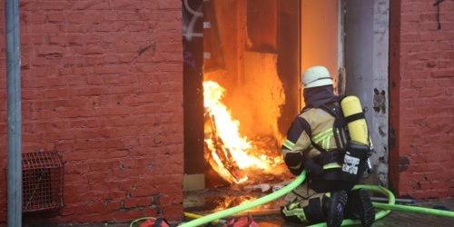 Feuerwehr Essen: FW-E: Ehemaliges Ladenlokal geht in Flammen auf, Einsatzkräfte finden bei Löscharbeiten zahlreiche Hanfpflanzen - keine Verletzten