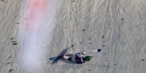 „Kann auch richtig blöd ausgehen“: Irrer Skisprung sorgt für Wirbel: „Darf nicht passieren“
